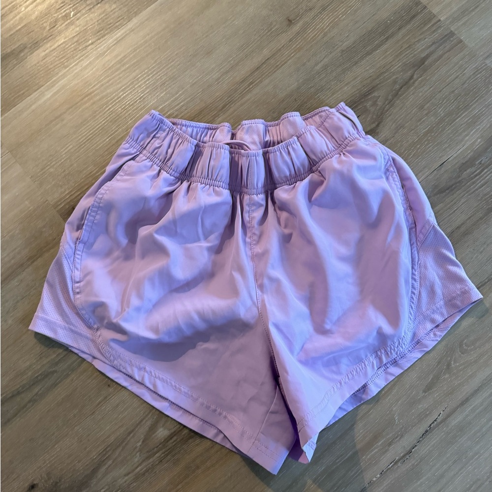 Athletic shorts with pockets